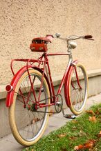 Sportsattel mit Möve-Plakette, Werkzeugtasche aus Leder.