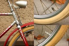 Seilzug-Reifenbremse in schmaler Ausführung. Reifen von Heidenau. Ventil-Überwurfmutter vorn Aluminium, hinten Messing; Staubkappen aus Aluminium. Speichen 1,8 mm dick, vernickelt.