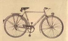 Modell 208, Abb. im DHZ-Katalog, 1956 Das Bild zeigt ein Messemodell mit Sport-Ledersattel, dem bis 1956 verwendeten Rahmendekor, sowie mit einem außergewöhnlichen Kettenblatt mit Zweipunktbefestigung. Ob letzteres (kurzzeitig) den Weg in die Serie fand, ist nicht bekannt.