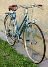 Bremshebel von MILA, Felgenbremsen von Alda. Viergangschaltung bereits von RENAK. Dynamo von BALACO. Kettenschutz bereits ohne Durchbruch und mit Dreipunkt-Befestigung.