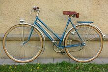 Das Fahrrad stammt aus dem Erstbesitz einer Frau, wohnhaft im Erzgebirge. In der bergigen Gegend sei das Rad kaum gefahren worden. Zum Fundzustand wurden lediglich Sattel und Bereifung ergänzt. Das Kleidernetz war beschädigt und wurde durch ein identisches ersetzt.