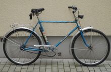 Das Dekor wurde in der Form noch einige Jahre verwendet, wie dieses Exemplar von Anfang 1986 zeigt. Der PUR-Schaumsattel wurde ab 1983 verwendet.