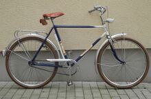 1978 hob sich Modell 35 105 noch deutlich von der Standardausführung 35 102 ab. Die Anbauteile waren noch in hellen grau- und brauntönen gehalten; die Schutzbleche rot liniert.