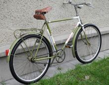 Die rostanfälligen Stahlschutzbleche neigten in diesem Zeitraum besonders massiv zum Unterrosten und sind auch an diesem sonst guten Exemplar bereits beschädigt.