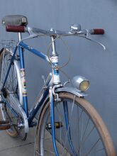 Merkmale dieser letzten Ausführung des Luxussportrads: Einteiliges Kettenblatt, Steuerkopfmuffen ohne Aussparungen, Terrysattel grau-weiß, überarbeitetes Rahmendekor und geänderter, verchromter Gepäckträger.