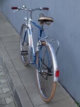 Das Rücklicht von FER hat bereits eine Streuscheibe aus Kunststoff. Lenkergriffe noch aus Bakelit. Die Bereifung von Kowalit wurde ergänzt, es könnte an diesem Rad auch schon das neuere Profil verwendet worden sein.