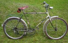 Ein frühes Exemplar von Anfang 1964. Gangschaltung und Tachometer zeitgenössisch nachgerüstet. Kettenschutz fehlt. Pedale nicht original. Schwedengepäckträger original, aber überlackiert.