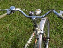 Die Lenkerpartie. Zu erkennen sind die Schutzbleche der ersten Ausführung, sowie das großflächige Oberrohrdekor, das nur Anfang/Mitte 1964 verwendet wurde.