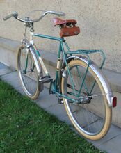 Gepäckträger bereits überarbeitet, aber noch in Rahmenfarbe lackiert. Die Hinterradnabe ist ungewöhnlicherweise noch mit Fichtel&Sachs geprägt.