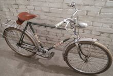 Modell 35 105 von 1967. Weitgehend unverbastelt erhalten, Reifen von Kowalit. Luftpumpe fehlt. Tachometer als zeitgenössisches Zubehörteil.