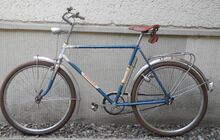 Die Rahmengeometrie fiel im Gegensatz zu vergleichbaren Rädern der BRD äußerst klassisch aus, zusammen mit dem sehr breiten Gesundheitslenker ergibt sich daraus eine betont bequeme Haltung für den Fahrer.