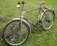 Bei diesem wenig benutzten Exemplar von Ende 1969 wurde offenbar auf Kundenwunsch ein Flachlenker montiert. Bizarr sind die Schwammscheiben neben den Lenkergriffen, diese galten seinerzeit als trendiges Zubehör.