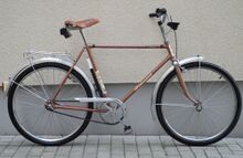 Dieses originale Exemplar von 1982 besitzt noch den Echtledersattel. Typisch für diese Zeit war ein Scheinwerfer aus bereits schwarzem Plaste, während das Rücklicht noch in weiß daherkam.