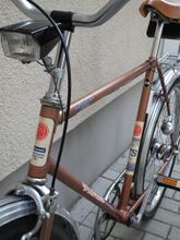 Der Diamant-Schriftzug am Unterrohr war seinerzeit noch rot umrandet; die Schrift auf dem Dekor in blau. Der Scheinwerferhalter wurde hier offenbar werkseitig falsch herum montiert.