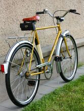 Auch hier die etwas unstimmige Kombination aus weißem Rücklicht und schwarzem Scheinwerfer.