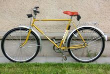 Zu dieser Zeit war das Modell werksseitig noch ohne Seitenständer ausgestattet. Der kräftig-braune Sattel wurde ergänzt, original war zu dieser Zeit ein hellbraun lackierter Sattel montiert.