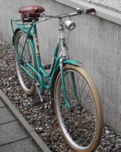Dieses Fahrrad von Ende 1965 trägt nun ein ähnliches, jedoch komplett überarbeitetes Dekor mit rotem statt goldfarbenem Diamant-Schriftzug. In dieser Variante blieb das Dekor bis 1978 im wesentlichen unverändert.