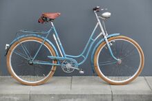 Ein Modell 35 154 von 1961 in hellblau mit Linierung in orange