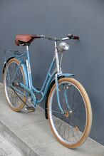 Fahrbereit ist dieses original erhaltene Fahrrad nicht mehr. Die beigefarbene Originalbereifung von Heidenau ist bereits im aufreißen begriffen.