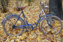 Dieses Exemplar von Ende 1964 weist ein wieder vereinfachtes Dekor und weiterhin den goldfarbenen Diamant-Schriftzug auf. Das Farbprogramm wurde zu dieser Zeit umgestellt, das kräftige blau und mintgrün kamen hinzu, hellblaue Exemplare aus dieser Zeit sind hingegen nicht mehr bekannt.