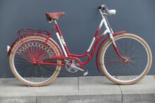 1964/65 wechselte das Dekor mehrfach. Dieses Exemplar von 1964 hat keinen Strahlenkopf mehr und trägt an Gabelscheiden und Oberrohr ein nur kurzzeitig verwendetes Dekor.