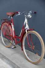 An dem Fahrrad ist bereits der kleinere Schweinwerfer FER 8707.14 vorhanden.