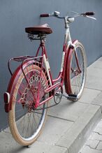 Die Bereifung stammt nicht mehr wie bisher von Heidenau, sondern von Kowalit. Die Werkzeugtasche fehlt.