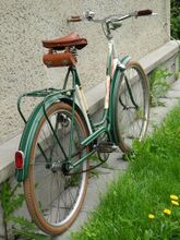 Lichtaustrittsscheibe des Rücklichts noch aus Glas; Werkzeugtasche aus Kunstleder.