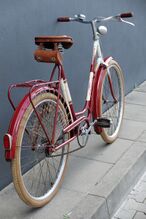 ...etwa die nun aus Kunststoff statt Glas bestehende Lichtaustrittsscheibe des FER-Rücklichts.