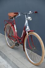 Mit Bakelitgriffen, altmodisch geformtem Scheinwerfer usw. macht das Fahrrad einen noch sehr klassischen Eindruck.