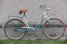 Ein Modell 35 164 aus der ersten Jahreshälfte 1964 in mintgrün-metallic. Rücklicht und Dynamo datiert mit II/64, Scheinwerfer mit 06/64. Unrestaurierter, vollständiger Originalzustand.