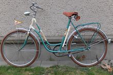 Die Schutzbleche sind etwas breiter und weniger profiliert als die spätere Ausführung. Bei dem Wimpel handelt es sich um zeitgenössisches Zubehör. Die etwas ausgedunkelten Reifen sind noch mit TSG geprägt.