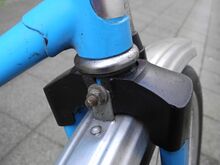 Zu dieser Zeit erfolgte die Ausstattung bereits mit eckigen Gabelhauben aus Plaste, die weder im Finish, noch in der Haltbarkeit überzeugen konnten. Oft brachen sie schon bald weg.