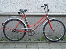 Ein Exemplar von 1988. Die hier zeitgenössisch nachgerüstete Torpedo-3-Gang-Nabe hätte sich gewiss großer Beliebtheit am Serienmodell erfreut, blieb jedoch bis 1990 nur über Genex erhältlich. Kippständer vom Mifa Gepäckrad.