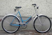 Dieses Exemplar aus der ersten Jahreshälfte 1990 hat eine metallic-Zweifarblackierung und weist einige Modifikationen im Detail auf.