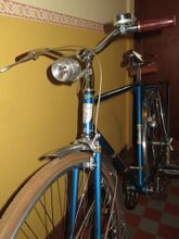 Bei dem Scheinwerfer handelt es sich um die kleine Ausführung Typ 8707.14 mit 50 mm Lichtaustritt. An Tourensporträdern war dieser erst ab 1965 zu finden.