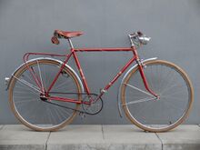 Modell 35 202 von Anfang 1962 in rotmetallic. Vollständig und original erhalten. Tretkurbel noch mit abnehmbarem Kettenblatt.