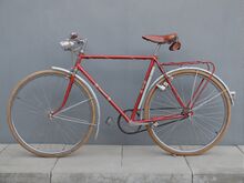 Die Bereifung von Kowalit wurde zeitgenössisch ergänzt. In roter Lackierung ist Modell 35 202 vergleichsweise selten zu finden, vorwiegend wurden diese Fahrräder in blau- oder grünmetallic lackiert.