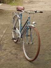 Scheinwerfer von FER, Rücklicht von BALACO und Dynamo von FEK. Kettenblatt noch abnehmbar, Sattelstütze noch aus Aluminium.