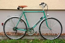 Dieses Exemplar besitzt einen 62 cm hohen Rahmen. In dieser Ausführung war Modell 35 721 wahrscheinlich erst 1990 lieferbar. Mit Ausnahme der hinteren Felge original erhalten, Naben von Maillard. Klingel fehlt.