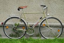 Hier die Ausführung mit Tourenlenker, Sportsattel und Tourenpedale. Weitgehend original erhalten. Von der Ausstattung laut Prospektabbildung weicht es bereits erhelblich ab.