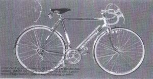 Diese Abbildung zeigt ein Modell 35 707 aus den frühen 1970er-Jahren. Zu diesem Zeitpunkt waren die Rennräder bereits mit Kettenschaltungen von Favorit ausgestattet.