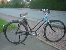 Diamant Modell ED, Baujahr 1952 Mit einfachem Spritzdekor. Nicht original sind Pedale, Rücklicht, Griffe und Sattel. Der Gepäckträger fehlt.