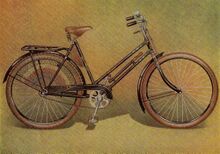 1950: Katalogabbildung des Modells. Ohne Beleuchtung, im Fließtext wird jedoch eine serienmäßige elektrische Beleuchtung erwähnt. Gepäckträger waren zu dieser Zeit "auf Wunsch" erhältlich. Hinteres Schutzblech hier noch mit der doppelten Löcherzahl für entsprechende Kleidernetze.