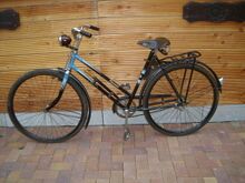 Mit Ausnahme des Rücklichts befindet es sich im Originalzustand. Es fehlt das Kleidernetz.