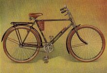 Prospektabbildung von 1950. Ohne Beleuchtung, im Fließtext wird jedoch eine serienmäßige elektrische Beleuchtung erwähnt. Gepäckträger waren zu dieser Zeit "auf Wunsch" erhältlich.