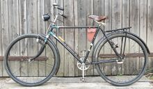 Modell EH von 1950 im vollständigen Originalzustand. Schutzbleche noch mit stärker ausgeformten Abschlüssen ("Nasen") und blau-weiß liniert.