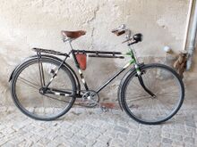 Aus der Zeit 1951/52 sind Diamant-Tourenräder mit vereinfachtem und teilweise ungewöhnlichem Dekor anzutreffen. Hier ein Modell EH von 1951. Felgen nachlackiert.