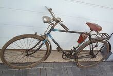 Ein Modell EH von 1952 als "Scheunenfund". Sattel und Rahmentasche von der Erzgebirgischen Lederwaren-Industrie Augustusburg sowie textilummanteltes Beleuchtungskabel.