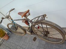 Lenker, Seilzug-Reifenbremse, Scheinwerfer und vrmtl. 1.50" schmale Reifen entsprechen einem zeitgenössischem Umbau - seinerzeit waren noch keine Sporträder erhältlich.